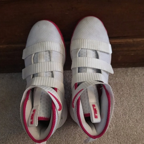 Le’Bron James basketball shoes - Picture 2 of 3